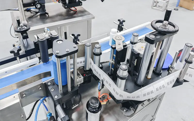 High-precision vial labeling machine