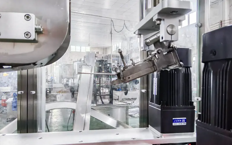 Snap and press-on capping machine for cosmetic caps